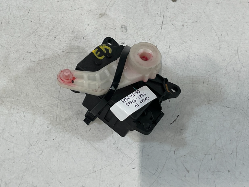 Load image into Gallery viewer, 2019 - 2020 INFINITI QX50 AC AIR CONITIONING HEATER FLAP DOOR ACTUATOR # 97665