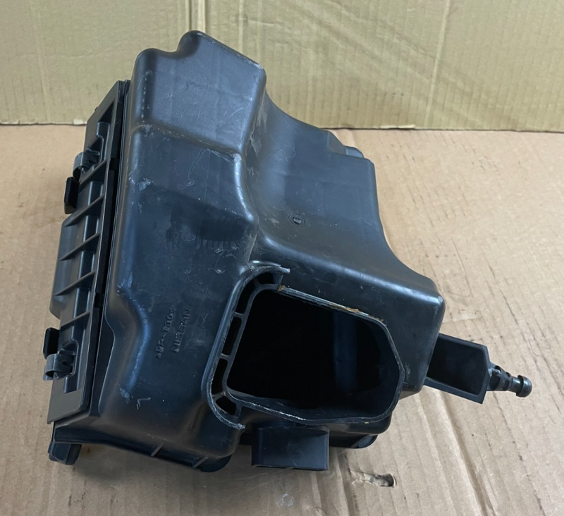 Load image into Gallery viewer, ⭐⭐OEM NISSAN 370Z INFINITI G37 CONVERTIBLE RIGHT AIR CLEANER INTAKE BOX ASSEMBLY
