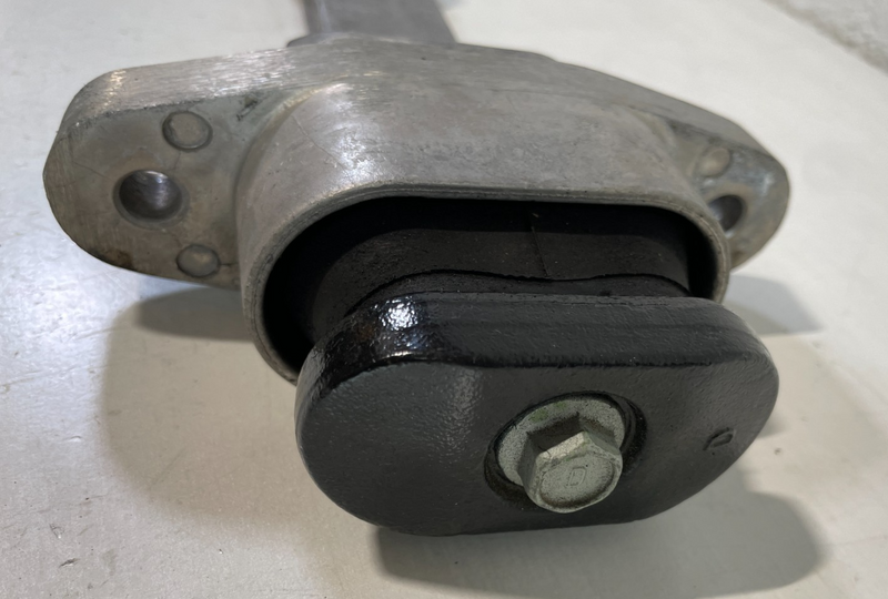 Load image into Gallery viewer, 19-25 HYUNDAI PALISADE SANTA FE ENGINE MOTOR MOUNT TORQUE ARM ROLL ROD # 104724