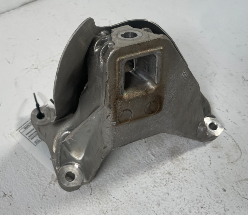 Load image into Gallery viewer, 21-25 BMW G82 M4 M3 M2 FRONT RIGHT ENGINE SUPPORT MOUNT BRACKET 3.0L # 105740