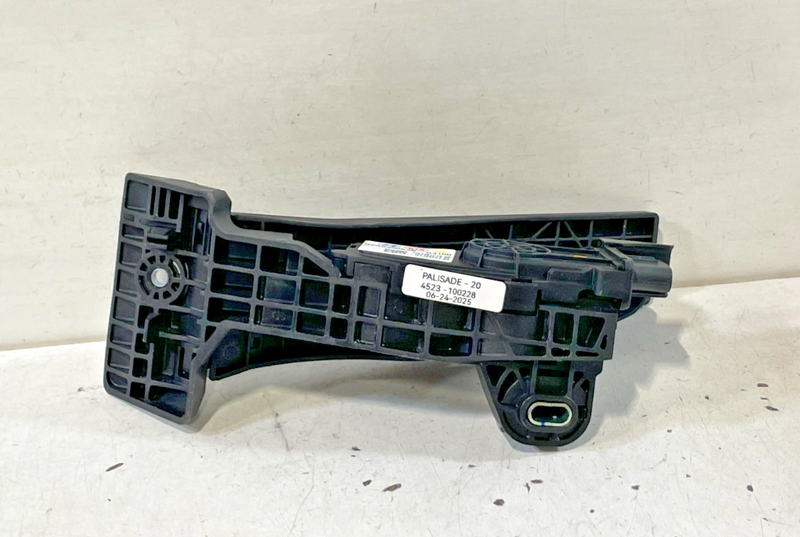 Load image into Gallery viewer, HYUNDAI PALISADE SANTA FE GAS PEDAL ACCELERATOR THROTTLE TRAVEL SENSOR # 100228