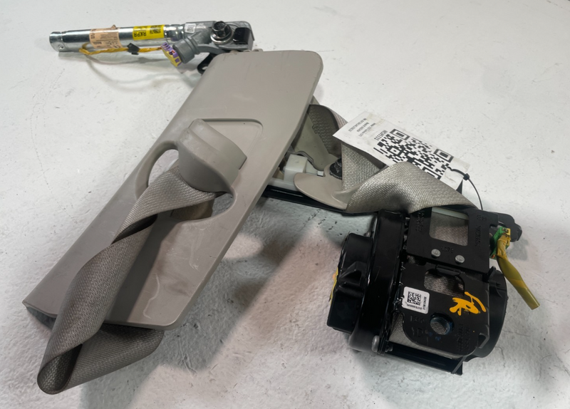 Load image into Gallery viewer, 19-21 GENESIS G70 FRONT RIGHT SIDE SEAT BELT RETRACTOR W/ TENSIONER # 105331