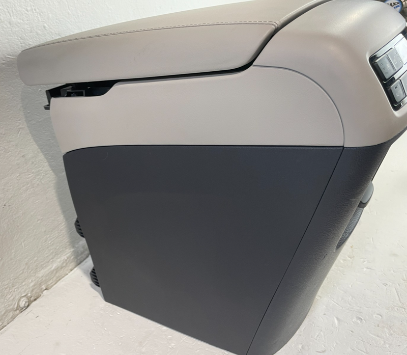 Load image into Gallery viewer, 23-25 HYUNDAI PALISADE REAR CENTER CONSOLE AIR VENT GRILLE PANEL ASSEMBLY 105186