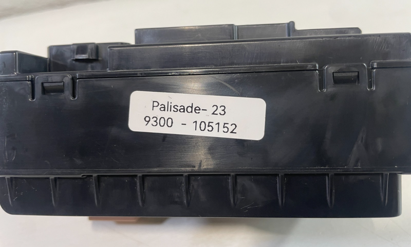 Load image into Gallery viewer, 2023 - 2025 HYUNDAI PALISADE ENGINE BAY FUSE RELAY BOX 91959-S8100 # 105152