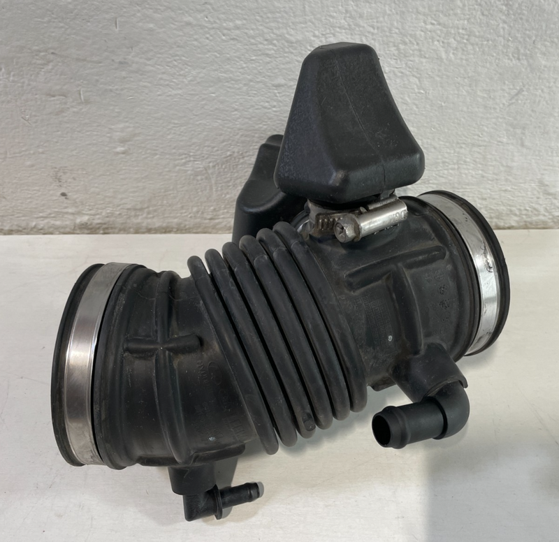Load image into Gallery viewer, 2020-2025 HYUNDAI PALISADE ENGINE AIR CLEANER INTAKE HOSE TUBE PIPE 3.8L #104748