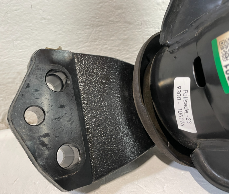 Load image into Gallery viewer, 2020-2025 HYUNDAI PALISADE FRONT RIGHT ENGINE MOUNT SUPPORT BRACKET # 105176