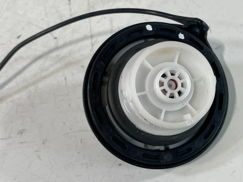 Load image into Gallery viewer, 04-25 HYUNDAI PALISADE ELANTRA GENESIS G70 REAR FUEL GAS TANK FILLER CAP #104093