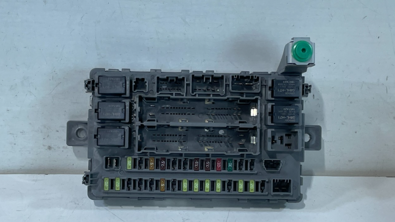 Load image into Gallery viewer, 2017-2018 ACURA MDX RIGHT SIDE UNDER DASH FUSE RELAY CABIN JUNCTION BOX # 102758