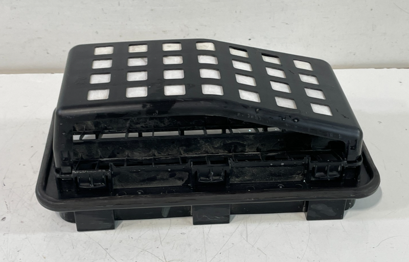 Load image into Gallery viewer, 2019-25 HYUNDAI SANTA FE PALISADE REAR LH OR RH QUARTER AIR VENT GRILLE # 102892