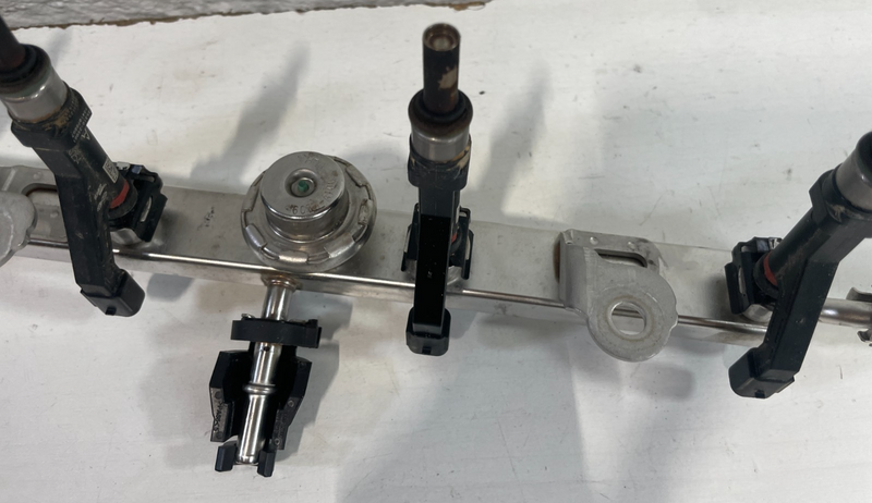 Load image into Gallery viewer, 22-25 HYUNDAI TUCSON SANTA FE ENGINE FUEL INJECTION RAIL W/ 4 INJECTORS # 105054