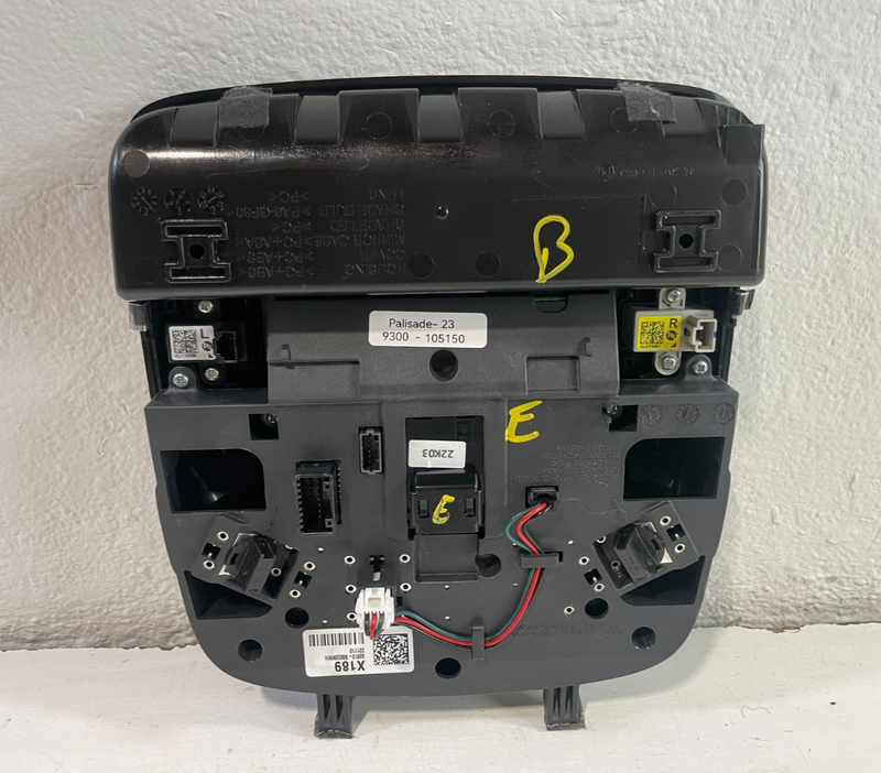 Load image into Gallery viewer, 2023 - 2025 HYUNDAI PALISADE FRONT OVERHEAD ROOF MAP DOME LIGHT LAMP # 105150