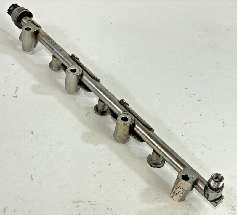 Load image into Gallery viewer, 16-20 INFINITI Q50 17-20 Q60 3.0L FRONT RIGHT ENGINE FUEL INJECTOR RAIL # 87833