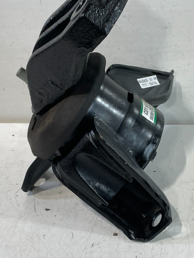 Load image into Gallery viewer, 2020-2025 HYUNDAI PALISADE FRONT RIGHT SIDE ENGINE MOUNT SUPPORT BRACKET #104114