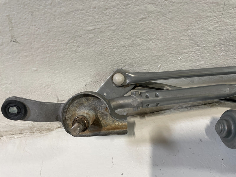 Load image into Gallery viewer, 20-26 CADILLAC CT5 FRONT WINDSHIELD WIPER TRANSMISSION LINKAGE W/ MOTOR # 105021