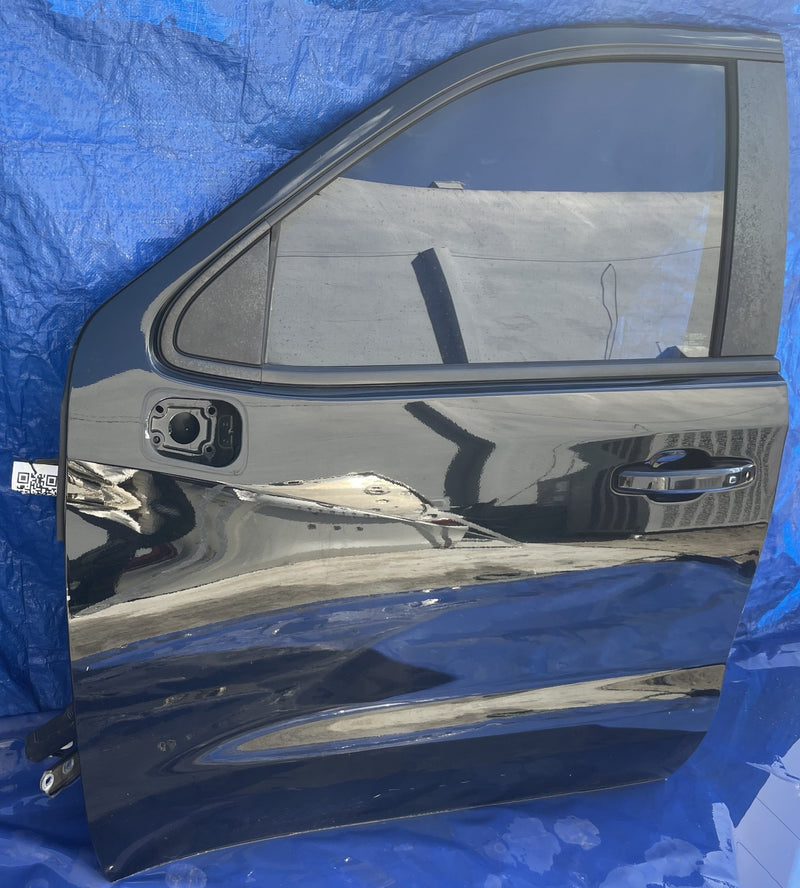 Load image into Gallery viewer, 19-25 CHEVROLET SILVERADO 1500 FRONT LEFT DOOR ASSEMBLY BLACK (WA8555) # 106176