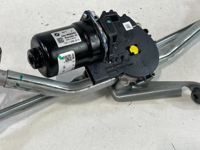 Load image into Gallery viewer, 19-24 BMW 330i 330e FRONT WINDSHIELD WIPER TRANSMISSION LINKAGE W/ MOTOR # 98489