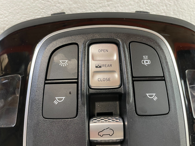 Load image into Gallery viewer, 2020 - 2022 HYUNDAI PALISADE FRONT OVERHEAD ROOF MAP DOME LIGHT LAMP # 104716