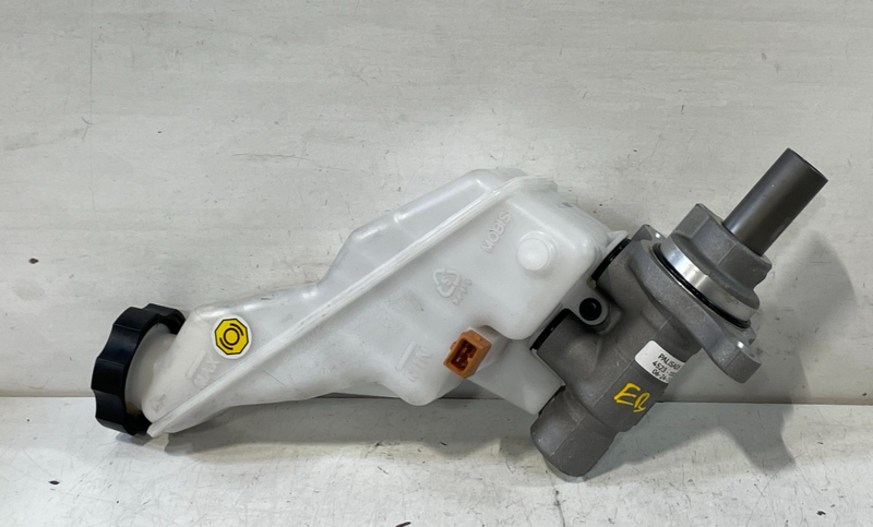 Load image into Gallery viewer, 2020-2025 HYUNDAI PALISADE BRAKE MASTER CYLINDER RESERVOIR BOOSTER TANK # 100255