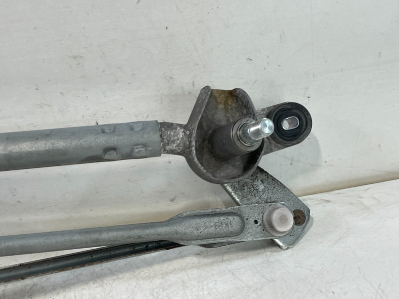 Load image into Gallery viewer, 19-24 GENESIS G70 FRONT WINDSHIELD WIPER TRANSMISSION LINKAGE W/ MOTOR # 101100