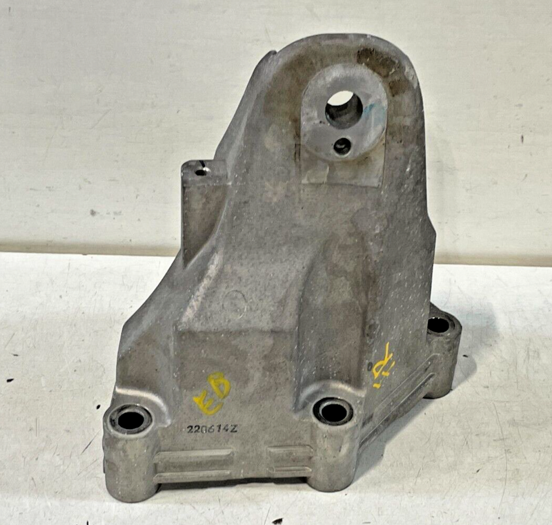 Load image into Gallery viewer, 2019-2023 GENESIS G70 FRONT RIGHT SIDE ENGINE MOUNT SUPPORT BRACKET 2.0L # 96713