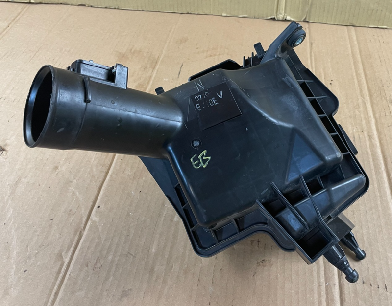 Load image into Gallery viewer, ⭐⭐OEM NISSAN 370Z INFINITI G37 CONVERTIBLE RIGHT AIR CLEANER INTAKE BOX ASSEMBLY