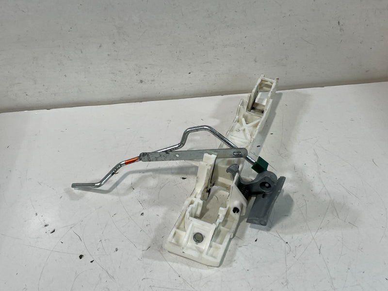 Load image into Gallery viewer, 2014-2020 ACURA MDX REAR RIGHT SIDE EXTERIOR DOOR HANDLE BASE BRACKET # 102727