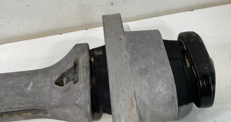 Load image into Gallery viewer, 19-25 HYUNDAI SANTA FE PALISADE ENGINE MOTOR MOUNT TORQUE ARM ROLL ROD # 102932