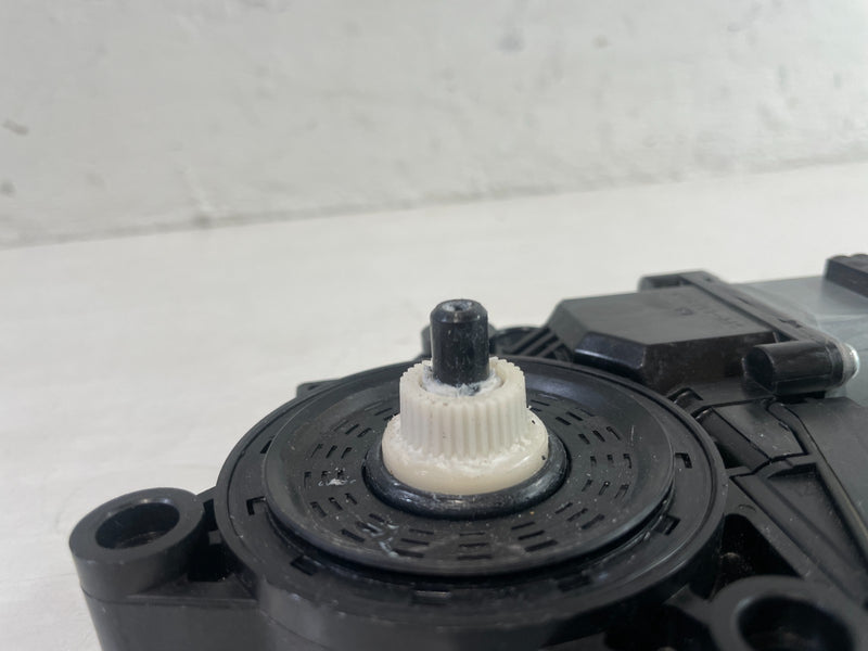 Load image into Gallery viewer, 2021-2023 HYUNDAI SANTA FE FRONT RIGHT SIDE DOOR POWER WINDOW MOTOR # 104425C