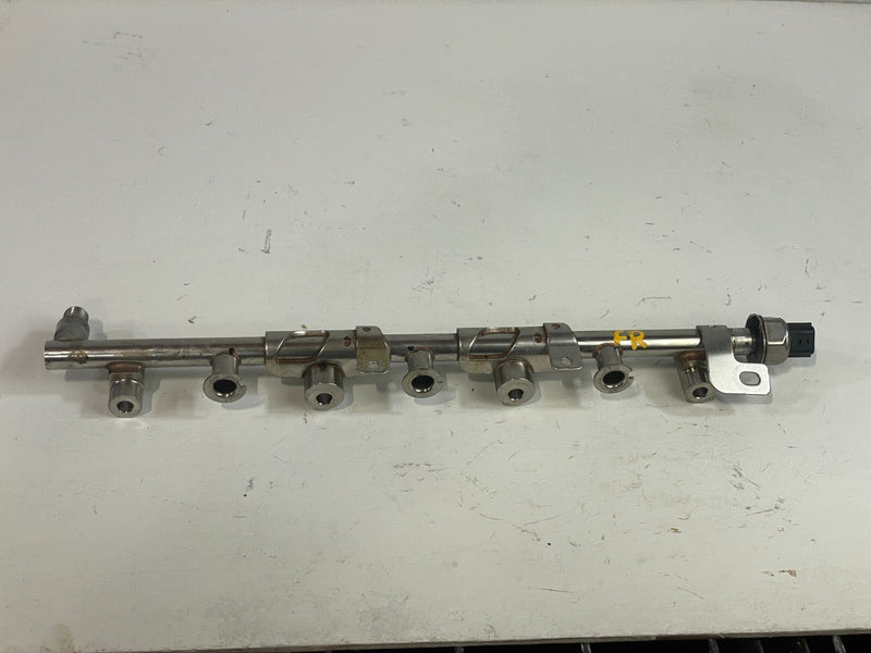 Load image into Gallery viewer, 16-20 INFINITI Q50 17-20 Q60 3.0L FRONT RIGHT ENGINE FUEL INJECTOR RAIL # 87833