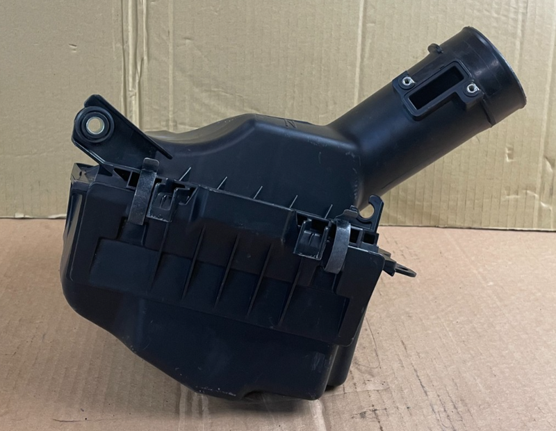 Load image into Gallery viewer, ⭐⭐OEM NISSAN 370Z INFINITI G37 CONVERTIBLE RIGHT AIR CLEANER INTAKE BOX ASSEMBLY