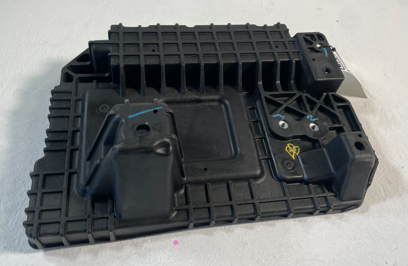 Load image into Gallery viewer, 2023 - 2025 KIA SPORTAGE BATTERY TRAY MOUNT BRACKET 37150-DW000 2.5L # 106586