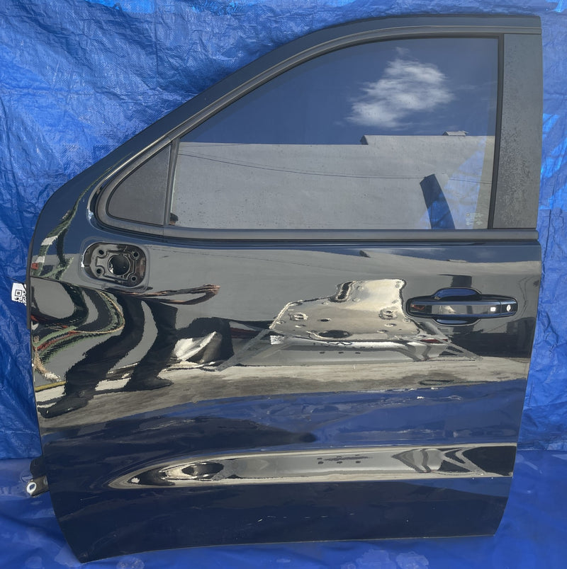 Load image into Gallery viewer, 19-25 CHEVROLET SILVERADO 1500 FRONT LEFT DOOR ASSEMBLY BLACK (WA8555) # 106176
