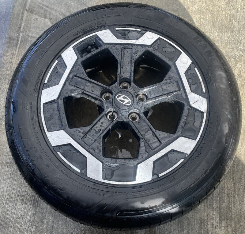 Load image into Gallery viewer, HYUNDAI SANTA FE 18" 18x7.5 BLACK ALLOY WHEEL RIM W/ TIRE (ONLY#1) 24-26 #112125