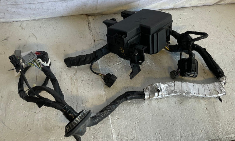 Load image into Gallery viewer, 2018-2023 FORD MUSTANG ENGINE FUSE RELAY JUNCTION BOX W/ WIRING HARNESS # 112982