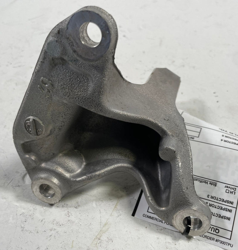 Load image into Gallery viewer, 2019 - 2025 HONDA PASSPORT FRONT ENGINE SUPPORT FRAME MOUNT BRACKET # 113347