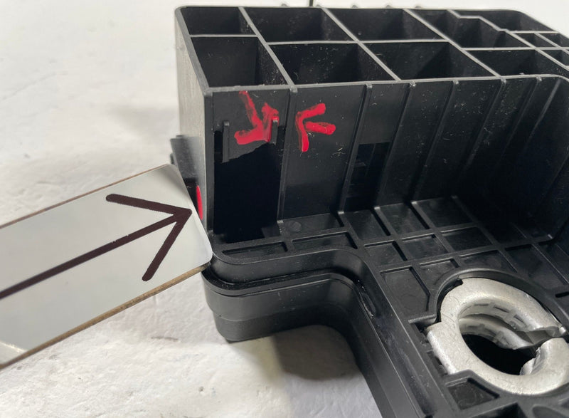 Load image into Gallery viewer, 2022-2026 GENESIS G70 POSITIVE BATTERY TERMINAL FUSIBLE LINK FUSE BOX # 108124