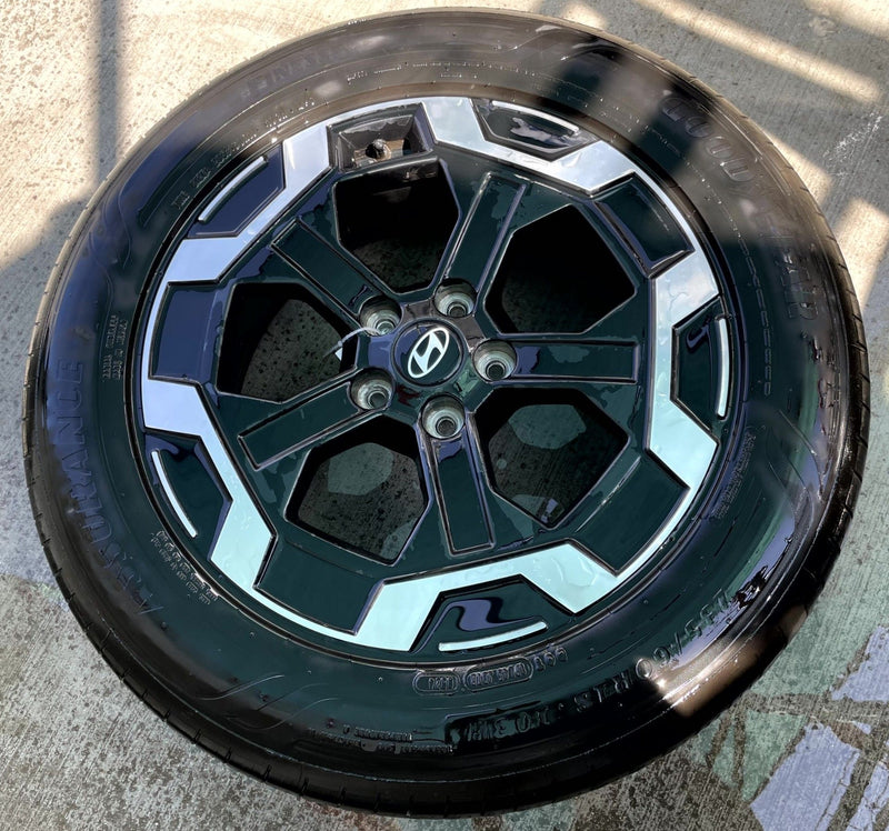 Load image into Gallery viewer, HYUNDAI SANTA FE 18" 18x7.5 BLACK ALLOY WHEEL RIM W/ TIRE (ONLY#1) 24-26 #113239