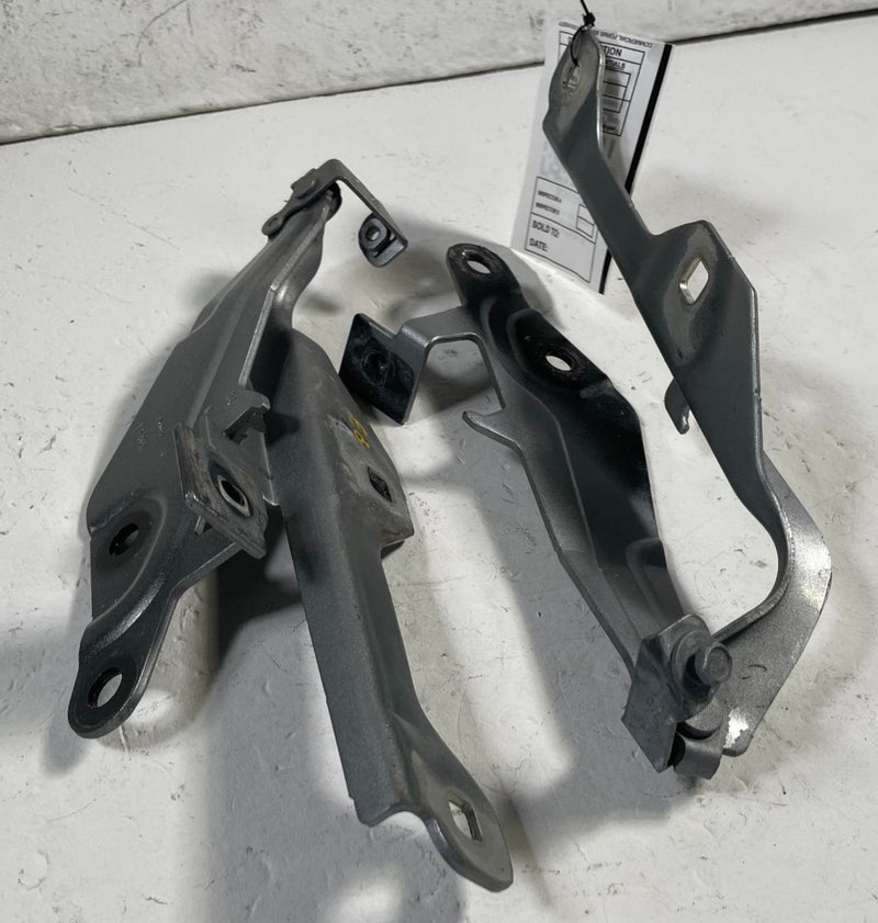 Load image into Gallery viewer, 2018 - 2023 FORD MUSTANG FRONT LEFT & RIGHT SIDE HOOD HINGES ASSEMBLY # 113478