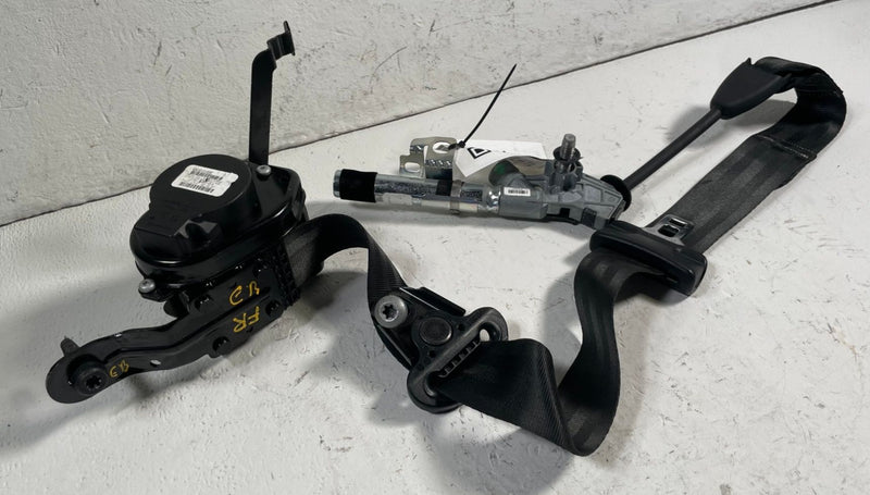 Load image into Gallery viewer, 2018-2023 FORD MUSTANG CONVERTIBLE FRONT RIGHT SIDE SEAT BELT RETRACTOR #113465