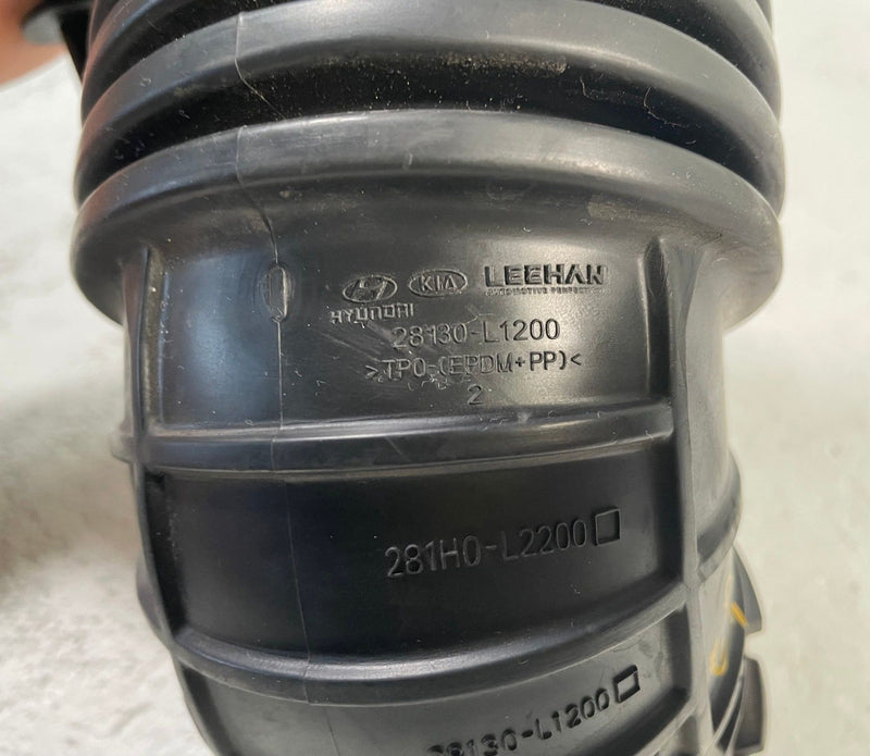 Load image into Gallery viewer, 2022-2026 HYUNDAI TUCSON ENGINE AIR INTAKE HOSE TUBE PIPE 2.5L 28130CW20 #113711