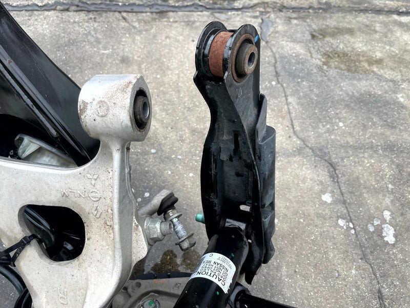 Load image into Gallery viewer, 2021-2025 NISSAN ROGUE AWD REAR RIGHT SIDE SUSPENSION KNEE ASSEMBLY # 106873