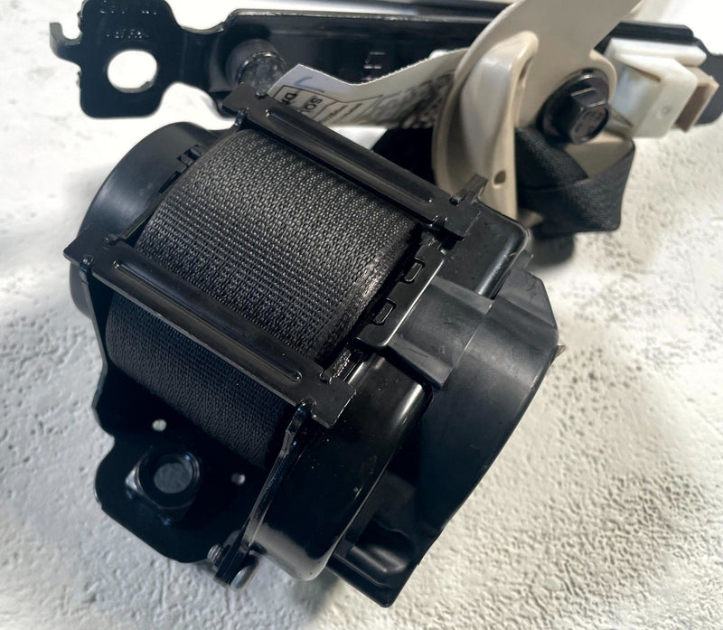 Load image into Gallery viewer, 2019-2023 GENESIS G70 FRONT LEFT DRIVER SIDE SEAT BELT SEATBELT RETRACTOR 113878