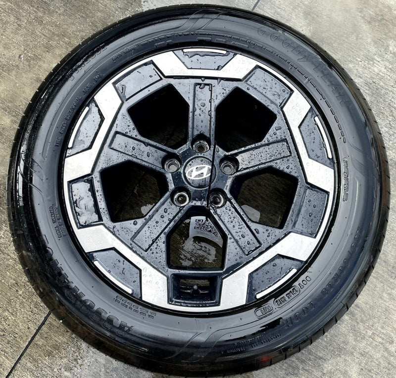 Load image into Gallery viewer, HYUNDAI SANTA FE 18" 18x7.5 BLACK ALLOY WHEEL RIM W/ TIRE (ONLY#1) 24-26 #111301