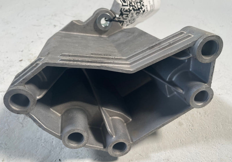 Load image into Gallery viewer, 2019-2023 GENESIS G70 AWD FRONT RIGHT SIDE ENGINE MOUNT SUPPORT BRACKET # 113893
