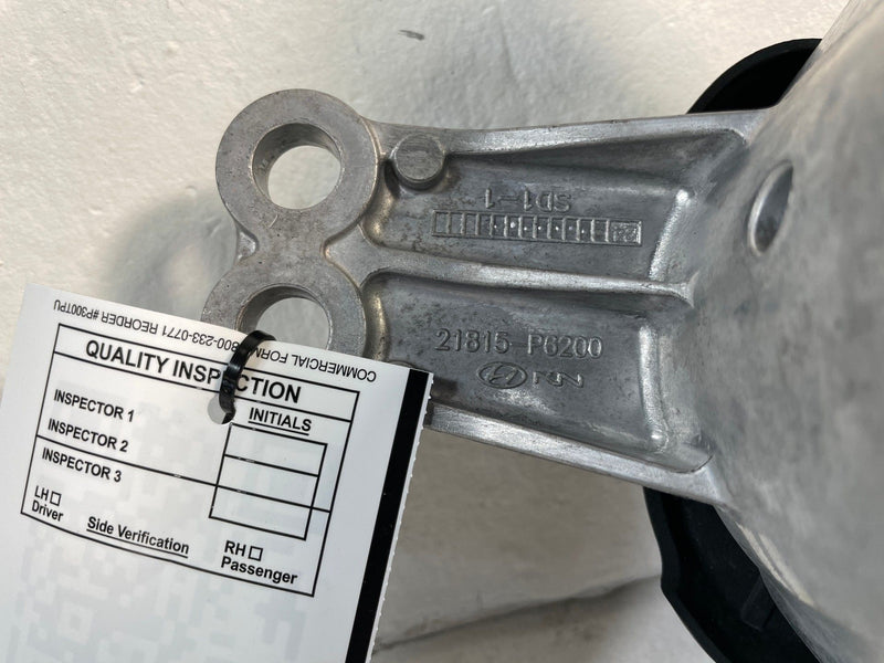 Load image into Gallery viewer, 2024-2025 HYUNDAI SANTA FE FRONT RIGHT SIDE ENGINE MOUNT SUPPORT BRACKET #106943