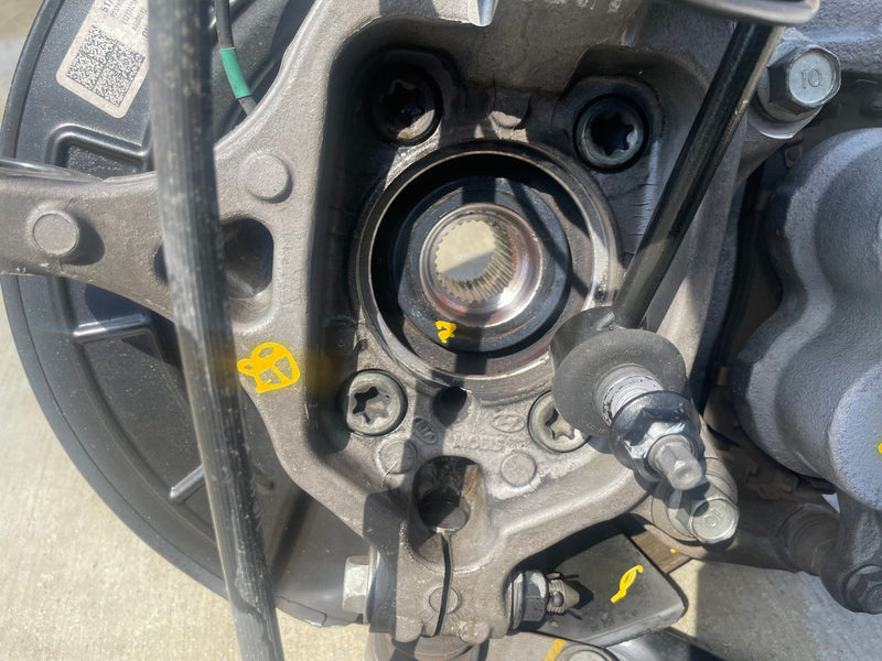 Load image into Gallery viewer, 20-24 KIA TELLURIDE FWD FRONT LEFT DRIVER SIDE SUSPENSION KNEE ASSEMBLY # 107182