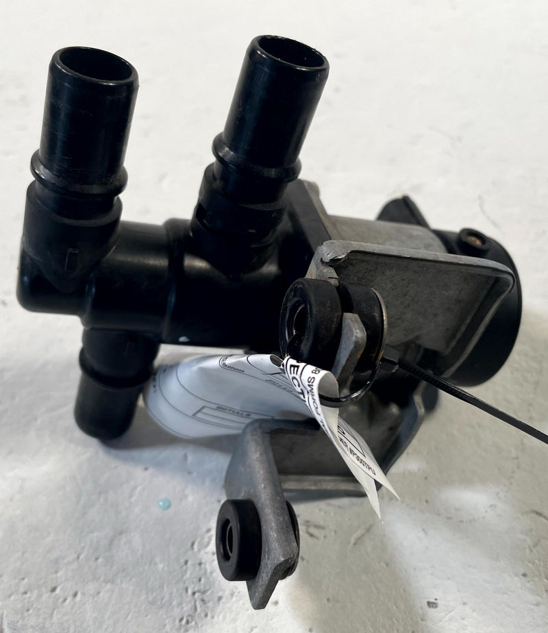 Load image into Gallery viewer, 2022-2025 HYUNDAI IONIQ 5 RWD HV BATTERY COOLANT 3 WAY CHANGEOVER VALVE # 114068