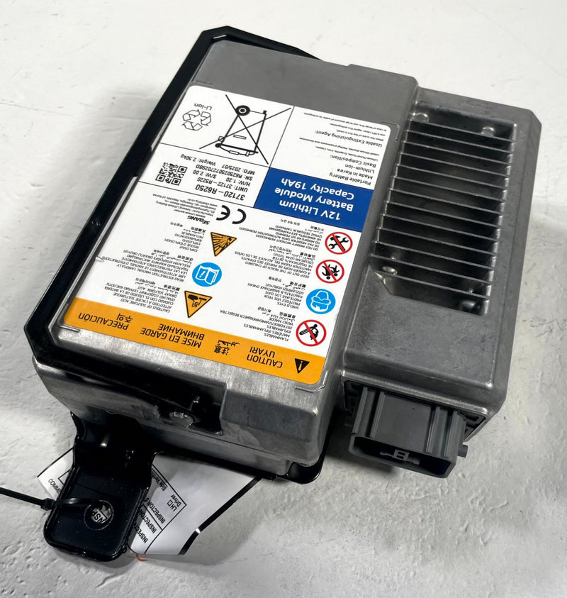 Load image into Gallery viewer, 2024 - 2026 HYUNDAI SANTA FE FWD LITHIUM ION BATTERY MODULE 12V 19AH # 111264