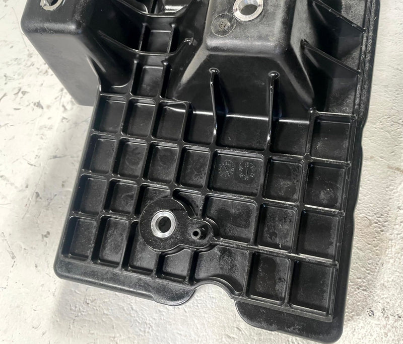 Load image into Gallery viewer, 25-26 CHEVROLET EQUINOX BATTERY TRAY HOLDER SUPPORT MOUNT BRACKET 1.5L #111336