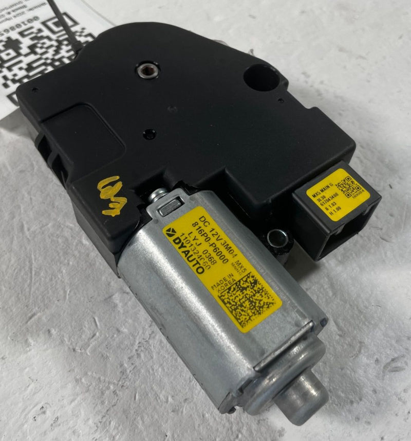 Load image into Gallery viewer, 2024-26 HYUNDAI SANTA FE FRONT SUNROOF SUN ROOF MOTOR UNIT 816P0-P6000 # 108652